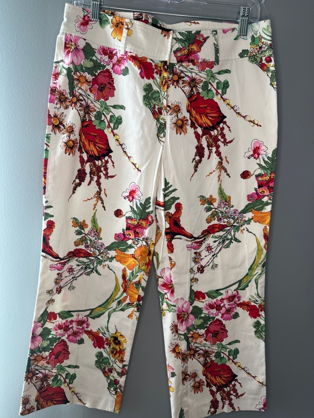 Focus 2000 Woman white floral print Flat Front Cropped Chino's Pants 8 cottage